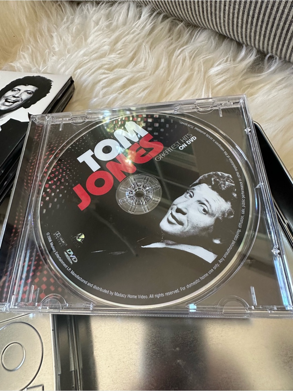 Tom Jones Collectible Tin and CD set - Picture 9 of 13